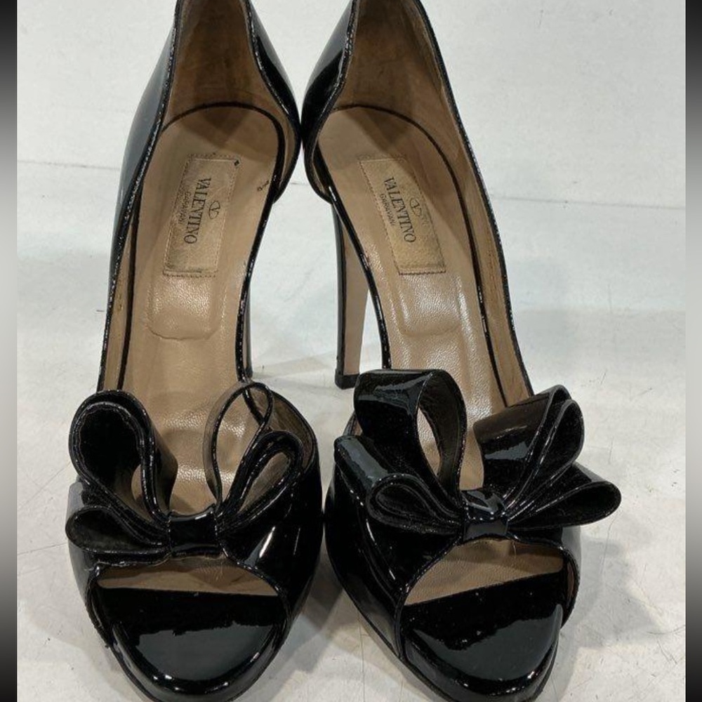 Women’s Valentino Garavani Black Glossy Patent Leather Bow Heels Size 37